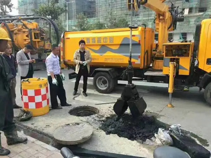 怀宁街道：网格员化身“清道夫”，为民解忧疏通“堵心”化粪池