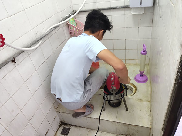 怀宁肥皂掉到马桶里把马桶堵住了怎么办？马桶堵住了怎么办