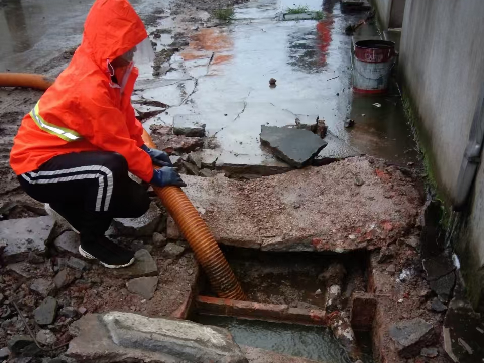 怀宁专业清理污水池 炜誉市政以规范流程守护城市 “肠道”